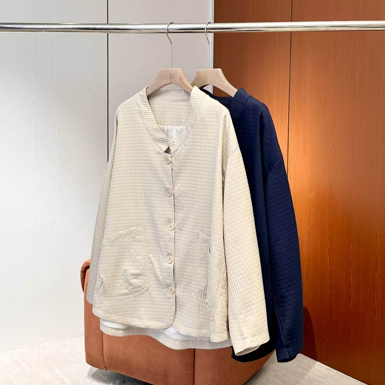 【妍妍粉丝专享】26新款V领压纹大口袋单排扣外套ONWD204636129