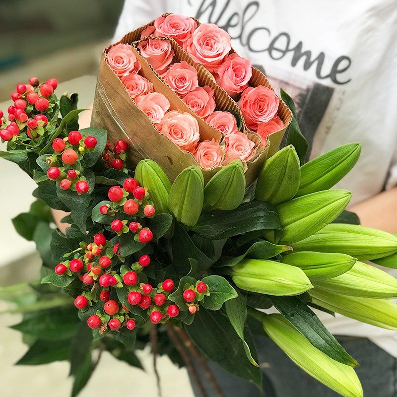 云南基地直发玫瑰花香水百合鲜花向日葵混搭家用插花办公室花束
