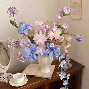 花艺师设计梦幻光镜油画风仿真花花束插花粉色蓝紫色插花软装餐桌