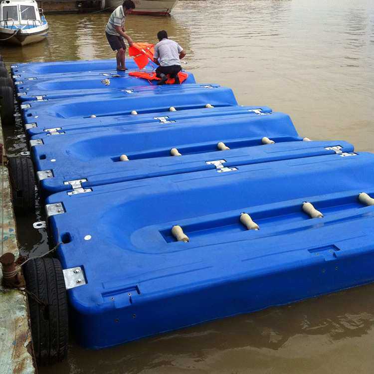 海上船坞游艇泊位塑料摩托艇停靠板水上乐园浮筒码头浮板平台浮台