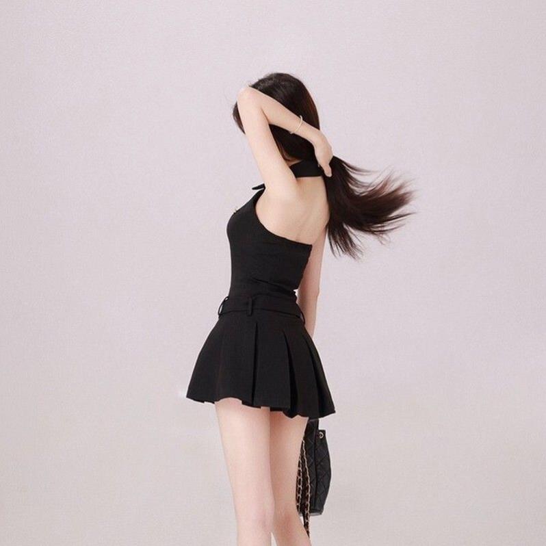 法式纯欲无袖挂脖连衣裙女夏气质性感辣妹露背黑色收腰百褶短裙子