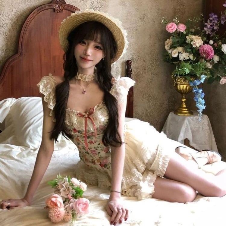 法式显瘦气质田园轻洛丽塔复古少女碎花上衣蓬蓬短裙春季新款套装
