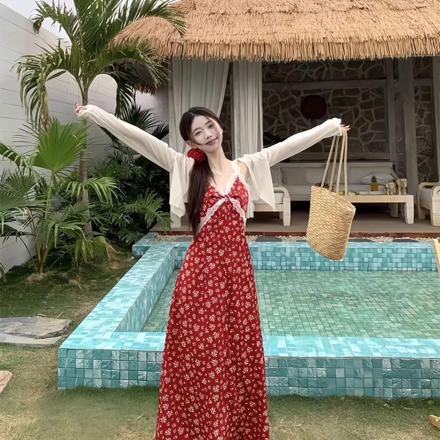 蕾丝拼接碎花吊带连衣裙女2026夏季穿搭防晒衫海边度假气质长裙子