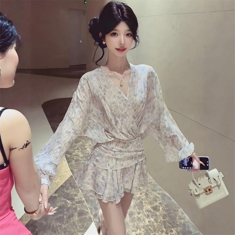 法式纯欲V领碎花雪纺连衣裙女夏季新款时尚气质收腰显瘦清新短裙