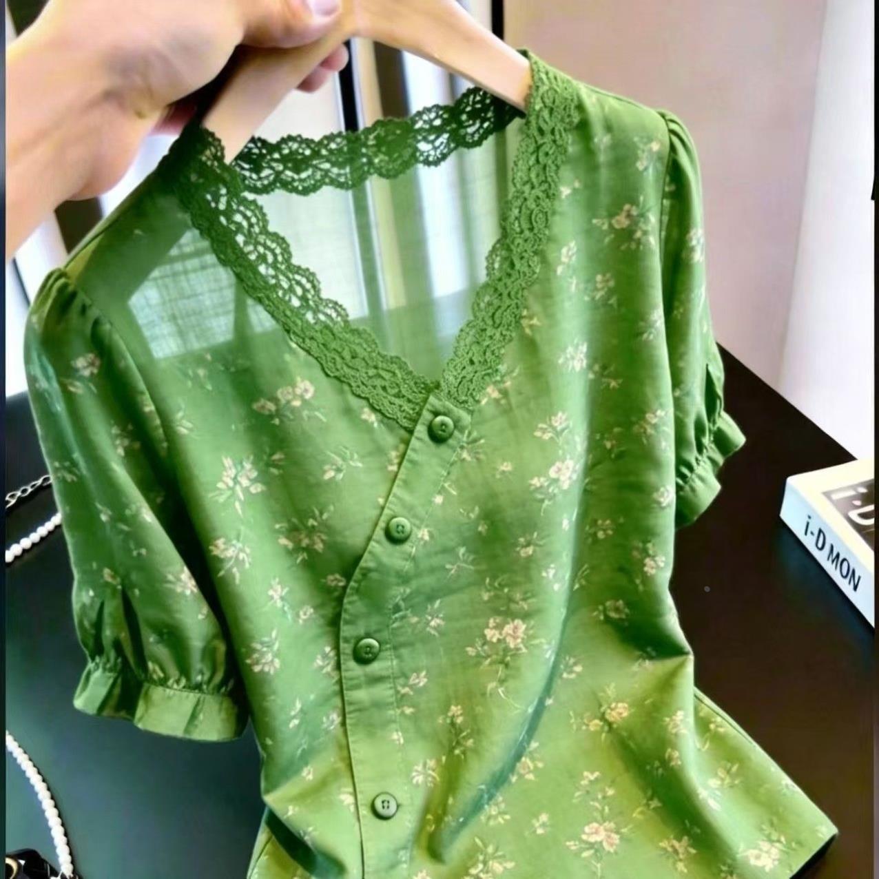 森系清新小碎花短袖衬衫女夏季蕾丝花边V领单排扣小个子显瘦小衫