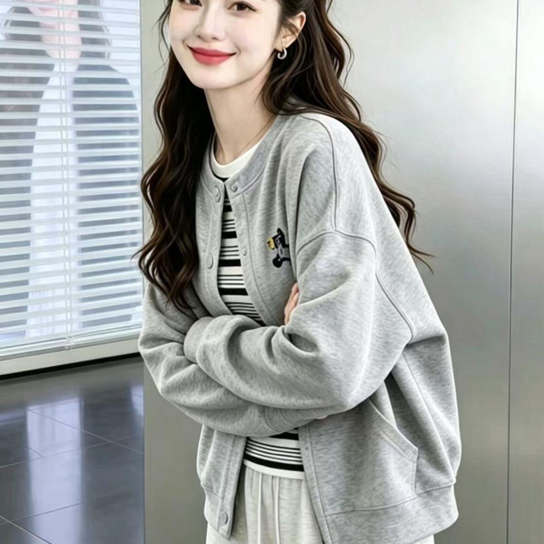 灰色刺绣开衫卫衣外套女春秋2026新款女士穿搭薄款设计感圆领上衣