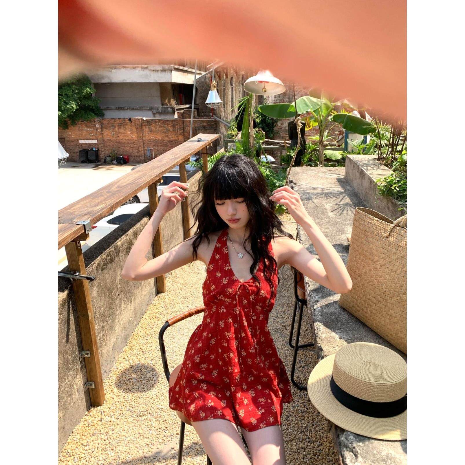 法式花园度假风红色挂脖碎花吊带裙 显白神器甜美短裙 夏日款