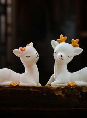 可爱卡通陶瓷鹿摆件客厅酒柜电视柜办公桌面车内装饰情侣创意礼物