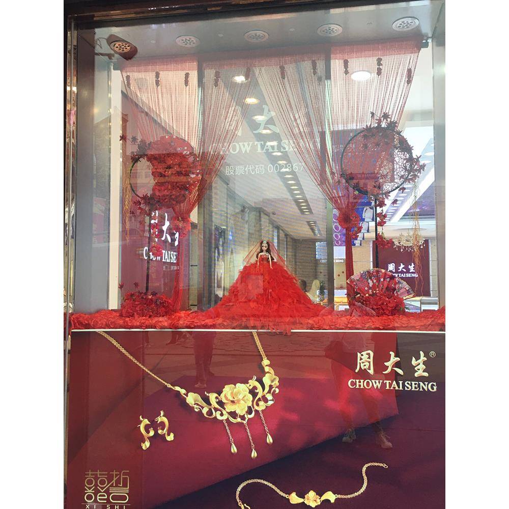 新年元旦节金店珠宝店橱窗装饰摆件道具浪漫氛围陈列设计落地布置
