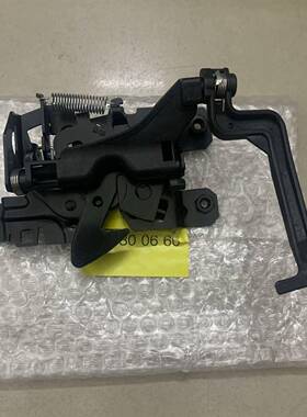 适用于奔驰W245B200汽车发动机罩安全锁机盖锁1698800660
