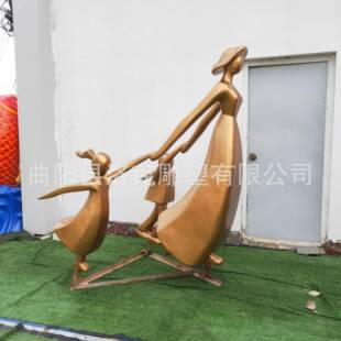 供应室外人物景观雕塑玻璃钢仿铜雕塑母亲与小孩家庭游戏雕塑