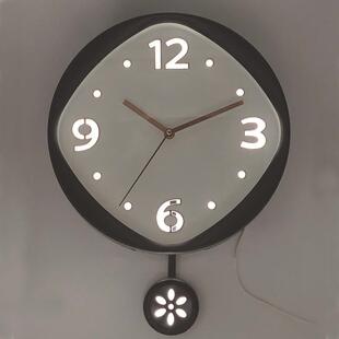 时尚带灯挂钟带摇摆锤夜光石英钟现代创意钟表卧室客厅静音时钟