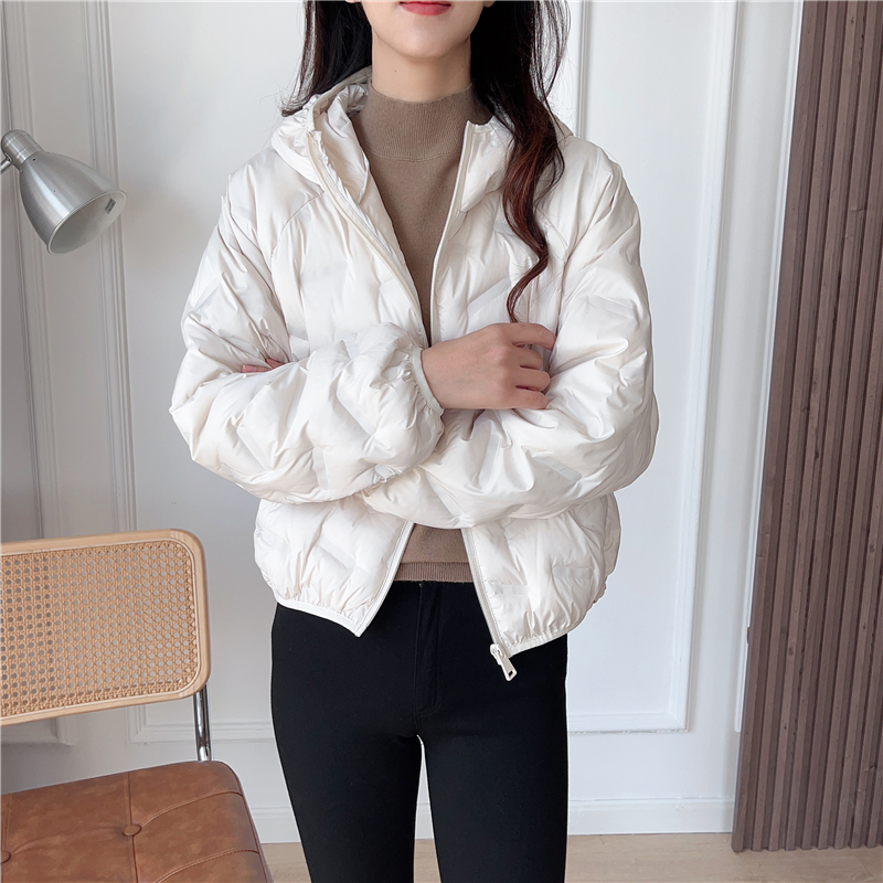 短款连帽压花白鸭绒羽绒服女短