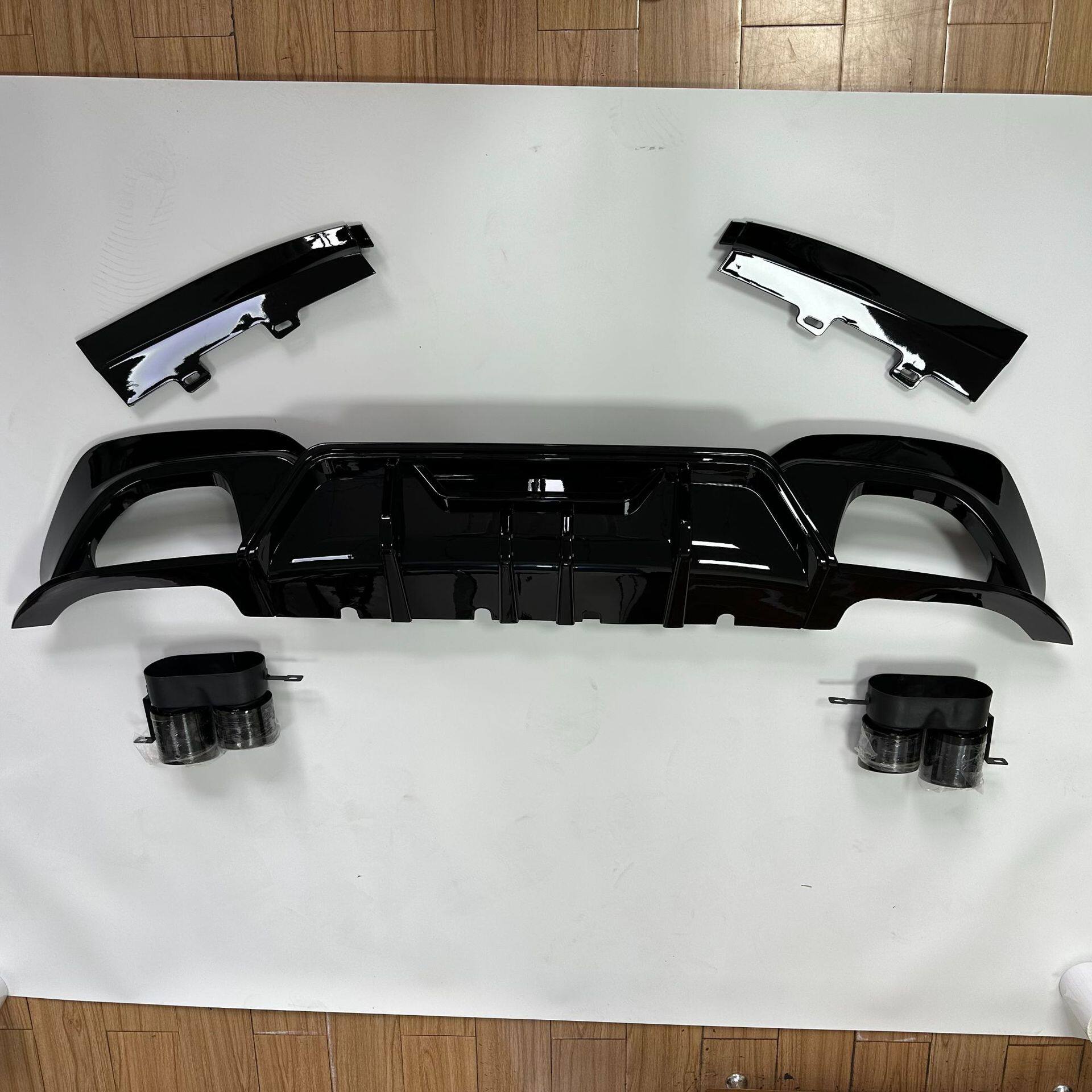 适用于20-22宝马新三系G20G28改竞技款带灯/不带灯后唇后杠小包围
