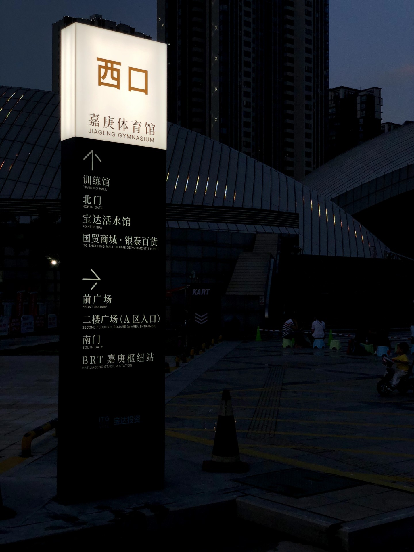 高亮度高品质LED发光广告灯柱广告立柱精神堡垒