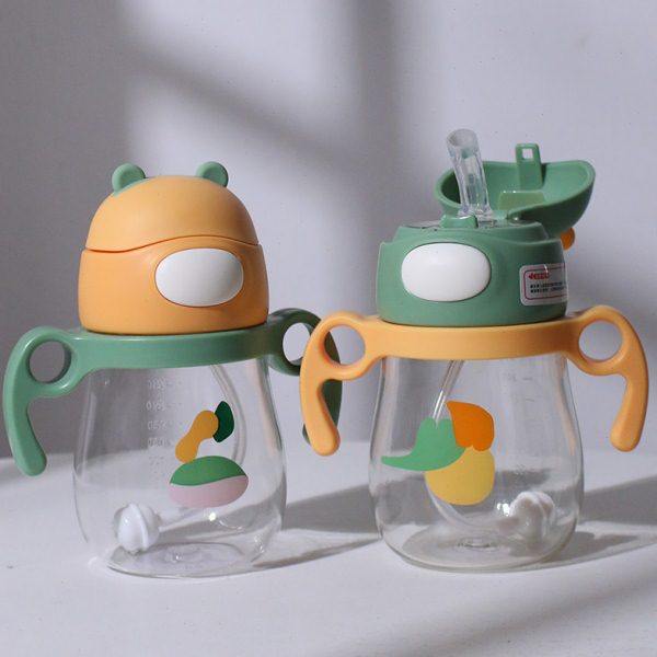 卡通可爱宝宝吸管杯子幼儿园有手柄防摔学饮杯小学生便携背带水壶