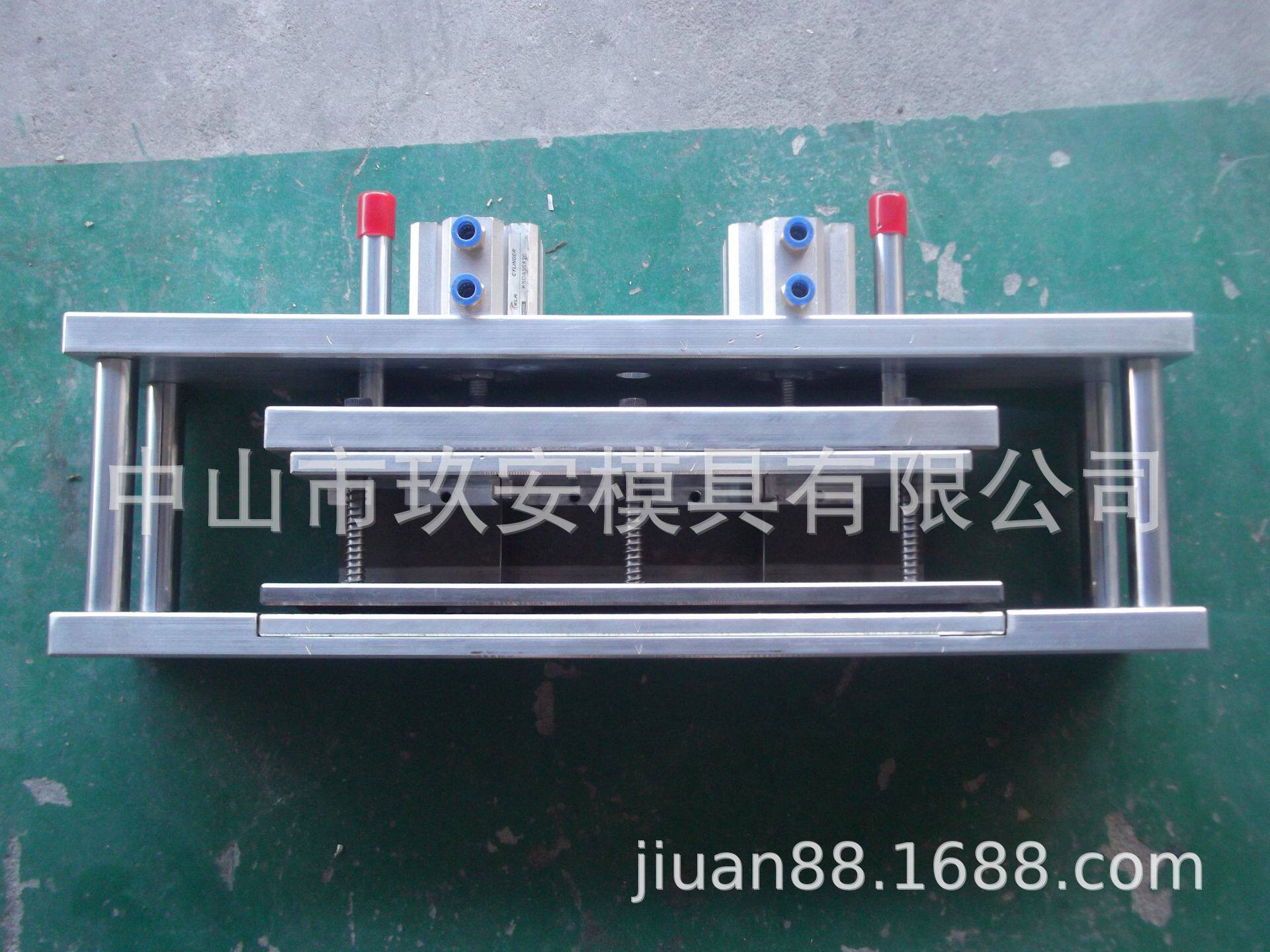 玖安模具供应塑料包装袋双T形一出二刀模冲孔模具