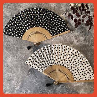 芷墨女式折扇时尚小众泡泡纱复古黑白波点豹纹扇子夏季纳凉日用扇