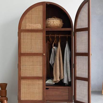 北欧日式实木衣柜家用卧室拱形圆顶平开门收纳储物柜简易藤编衣橱