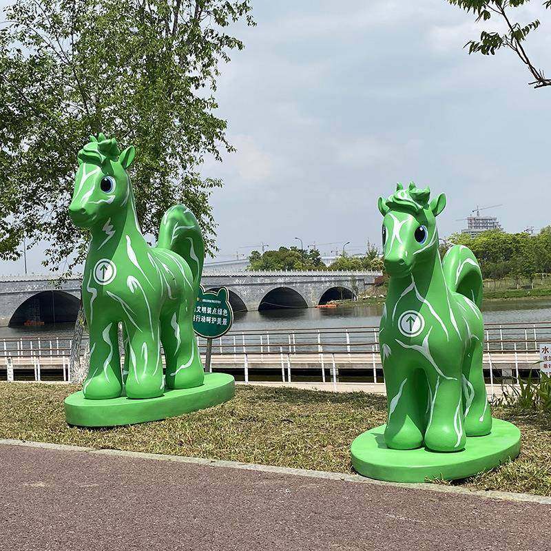 大型绿马玻璃钢雕塑马摆件抱住绿码景区商场美陈小区超市门口装饰