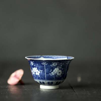 晴先生柴烧手绘原矿青花苏麻离青蓝底白描汾水留白青花冰梅纹茶杯