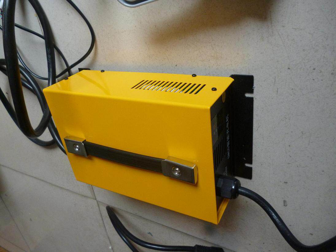 多段智能72V25A电动轿车充电机72V30A免维护充电器175插头