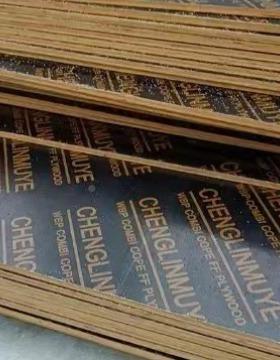 板厂家木19835胶地板建筑工工程松木胶合经久耐用覆膜板