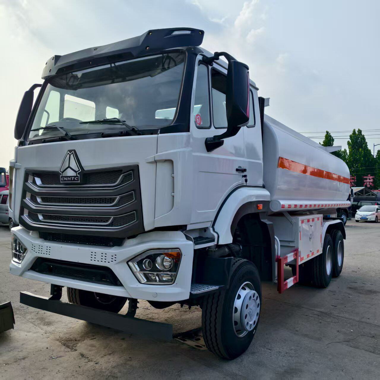 出口豪沃25方油罐车375马力6x4后八轮汽柴油流动加油车