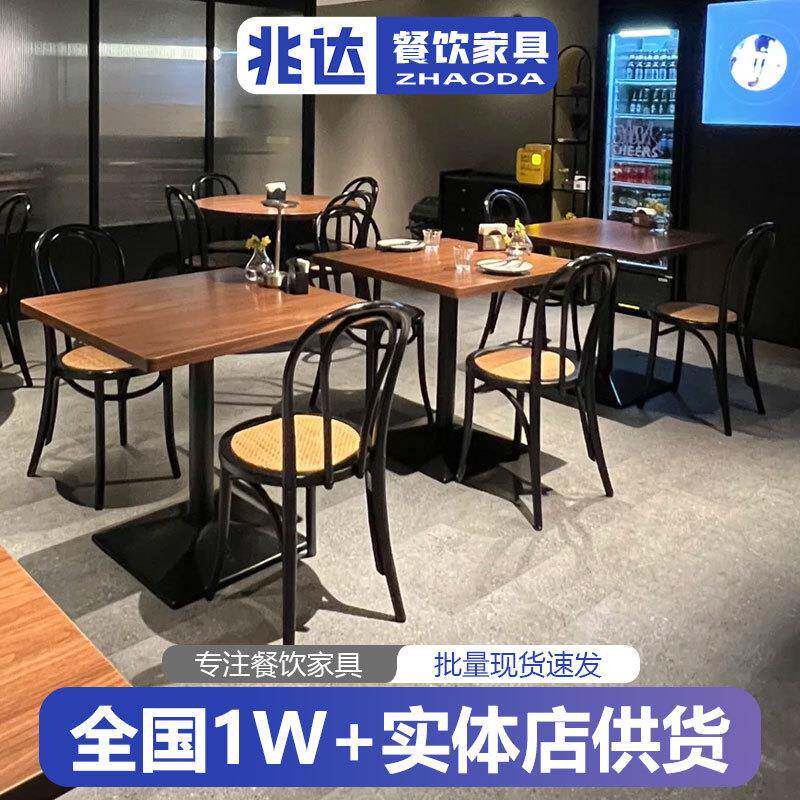 美式西餐厅胡桃色桌子复古风火锅主题餐厅黑色桌椅简约方桌两椅子