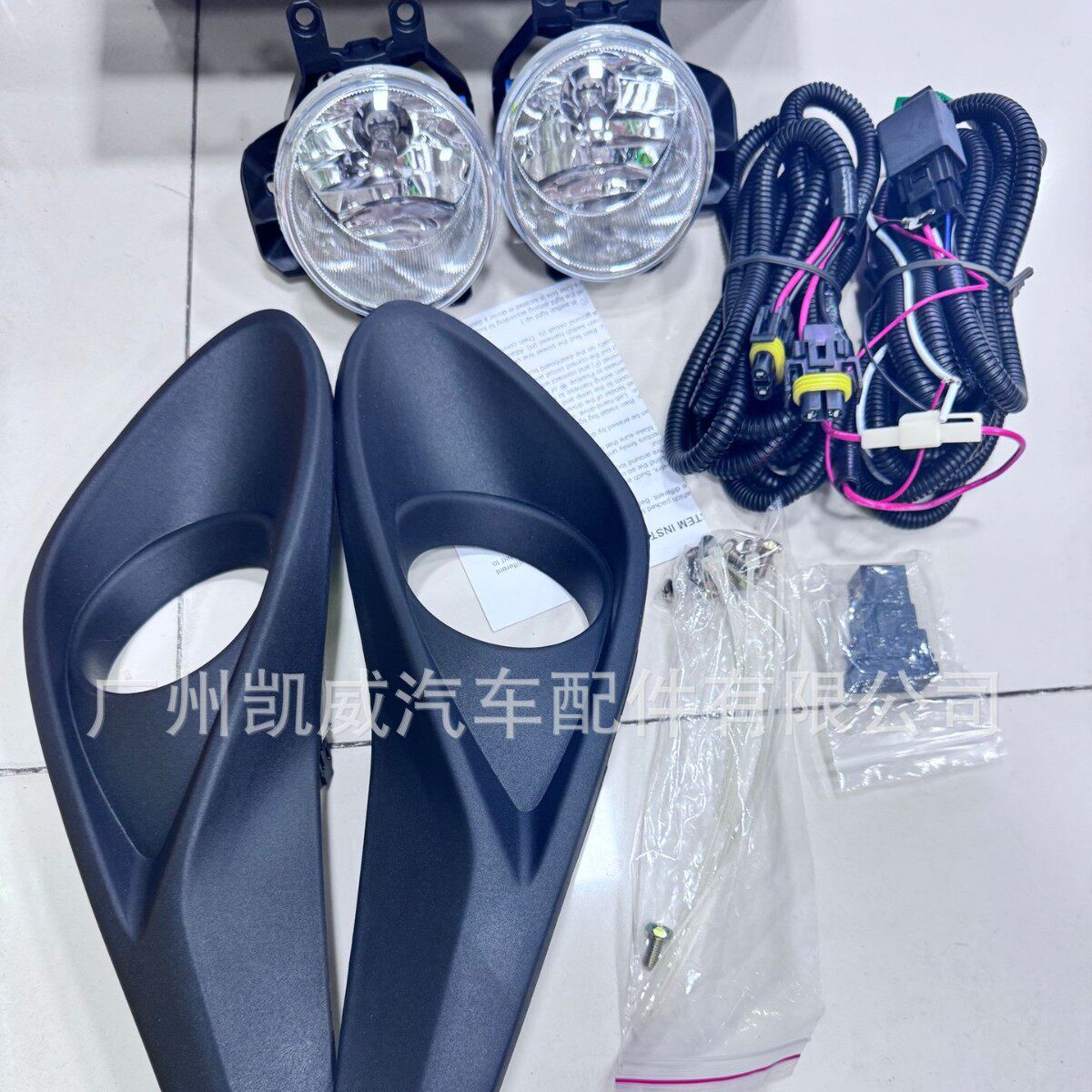 适用丰田2018普锐斯雾灯罩Aqua丰田车辆配件led前雾灯