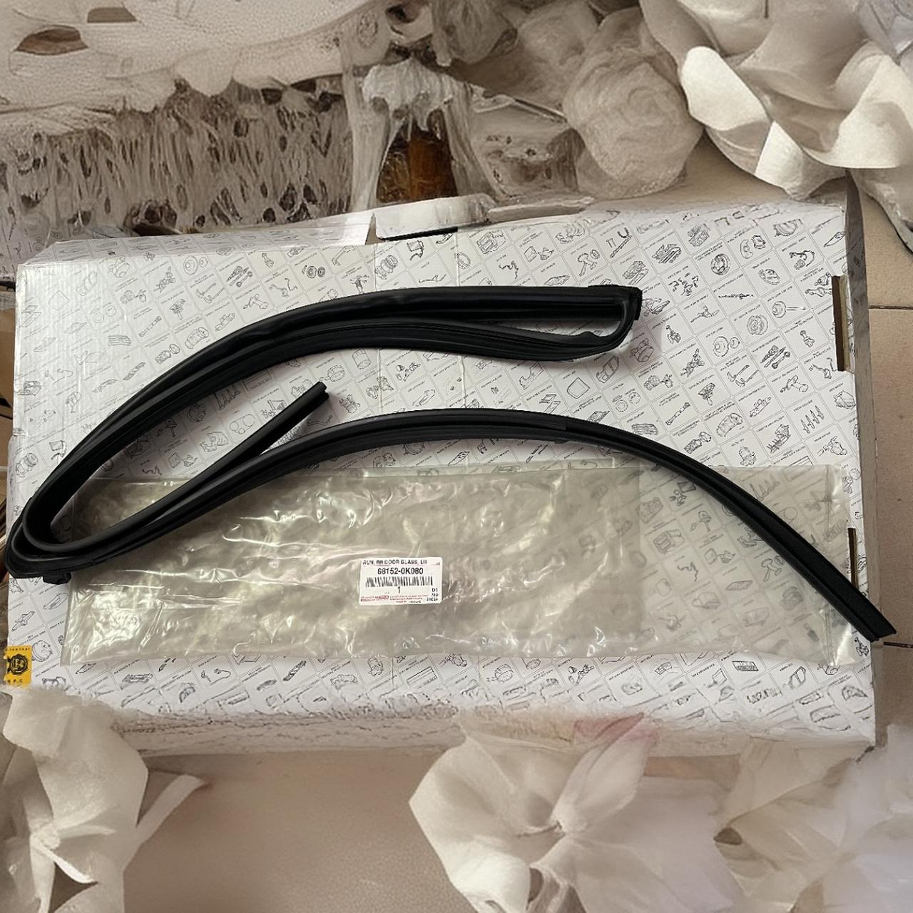 纯正部件68152-0K080车窗玻璃导轨导槽泥槽橡胶密封条HILUX REVO
