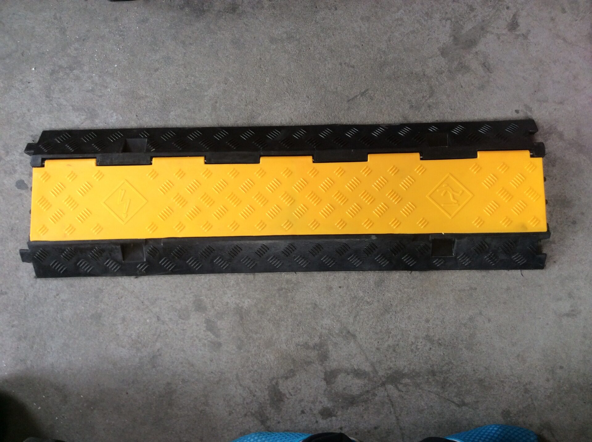 线槽减速板室内过线槽展览器材保护槽带槽橡胶减速带100*30cm