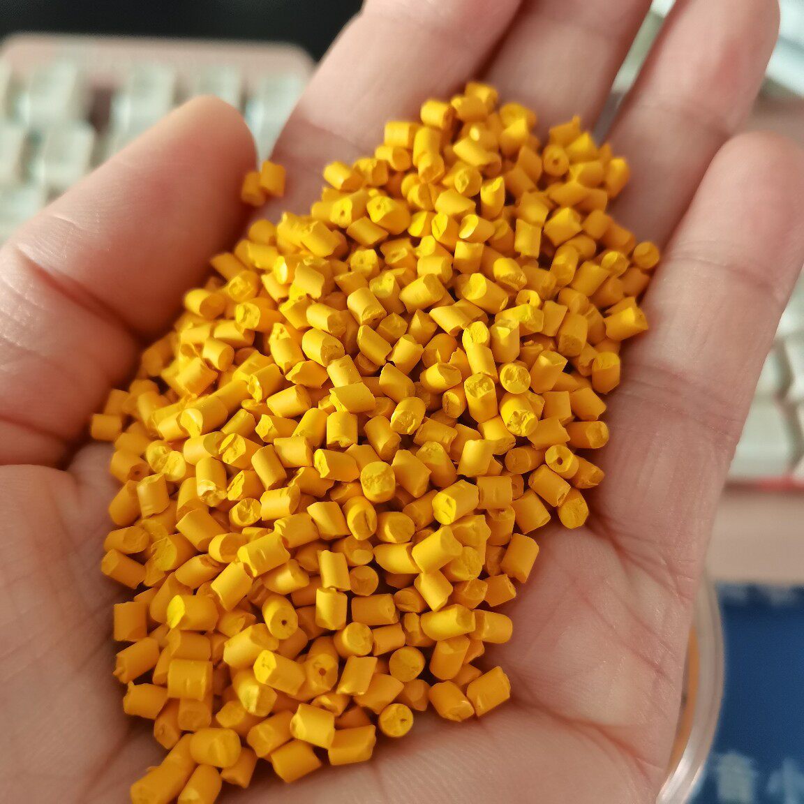 黄色母青相耐温耐候耐迁移高浓亮黄色母红相黄色母颗粒