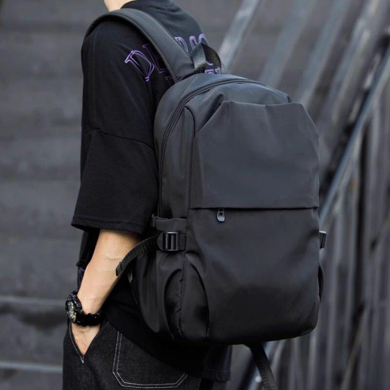 德国双肩包男士休闲大容量旅行包轻便电脑包背包初高中大学生书包