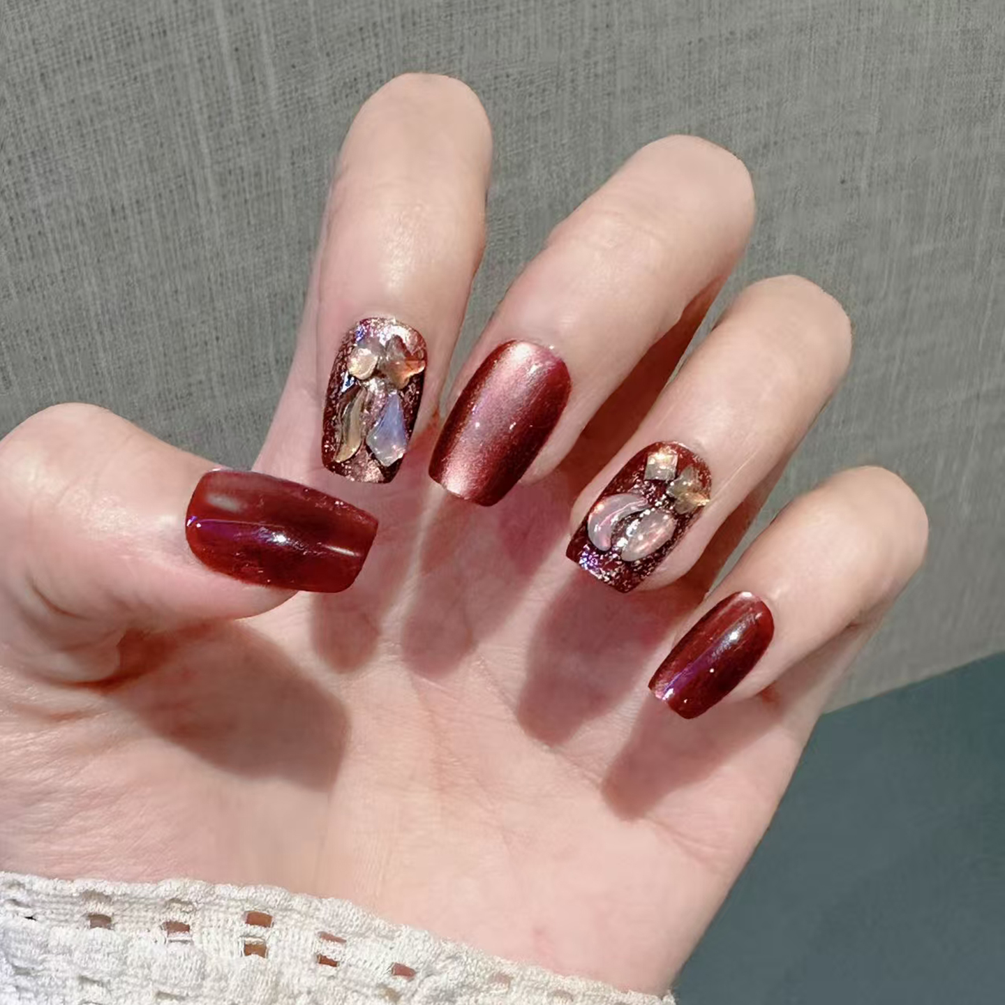 手工甲猫眼穿戴甲酒红色闪钻显白