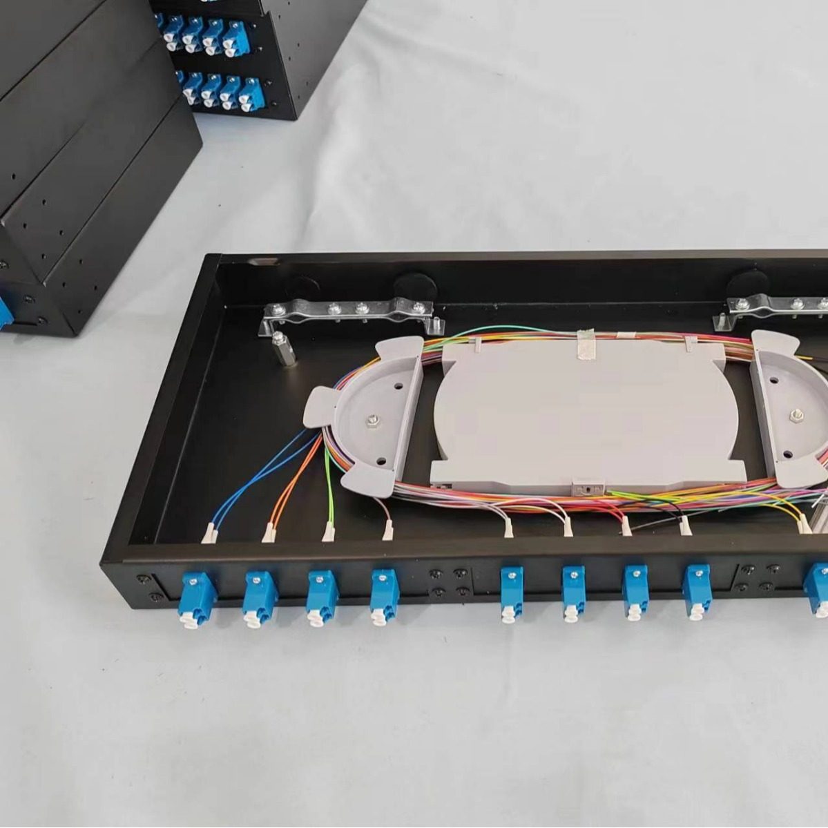 批发经济款卡扣式1U 12口  24芯LC UPC满配光纤终端盒 光纤配线架