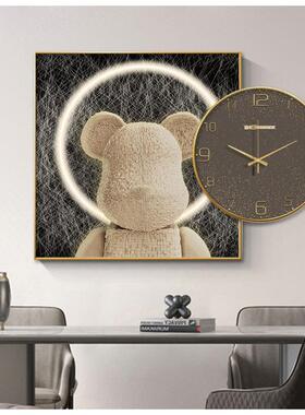 现代饰轻奢KAWS餐暴XJS力熊创意挂钟装画电视墙个性钟表挂画走厅