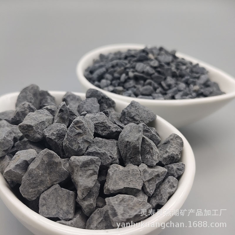 厂家批发黑色砾石 园林铺路石子 深灰色洗米石室内外造景地枯山石图片