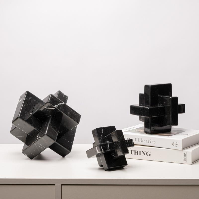 代现式创意黄中洞石几环何扣摆件软装不规则大理石十字锁17扣装饰