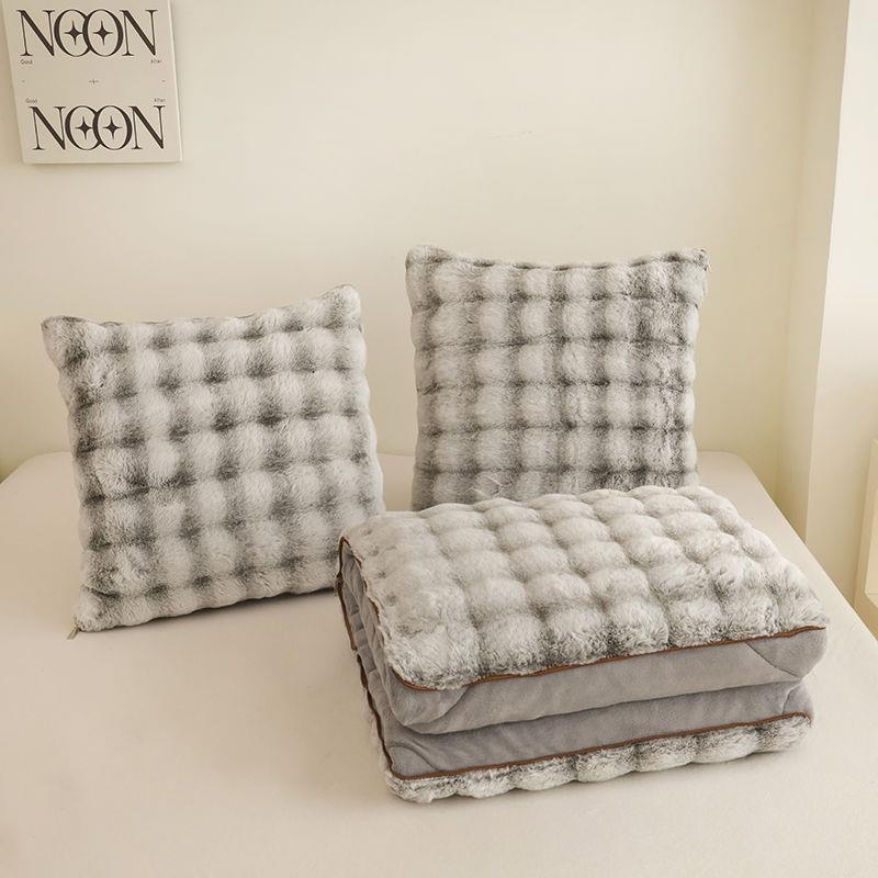 新款大泡泡兔绒抱枕被奢午睡毛牛奶绒轻沙靠发垫被厂家直供二合一