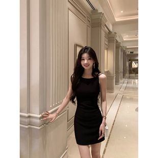 短款 高级感包臀吊带连衣裙女收腰显瘦无袖 小黑裙 摇曳春日 1XTWO