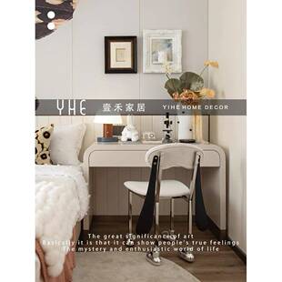 样板间儿童房床头柜书桌台面装饰品摆件台灯花器显微镜书籍皮垫板