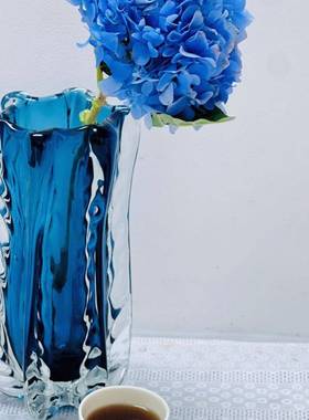 北欧轻奢厚重波浪纹蓝色琉璃花瓶玻璃插画摆件客厅办公室茶几摆件