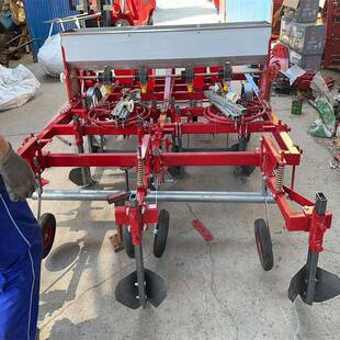 四轮车带的花生播种机农用花生播种覆膜机铺地膜花生种植机