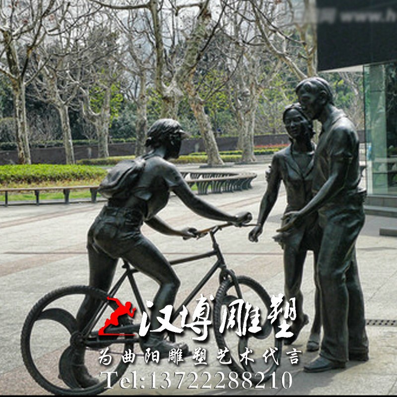 仿铜玻璃钢父女拉手步行人物雕塑海淮海路城市雕塑商业街装饰定制