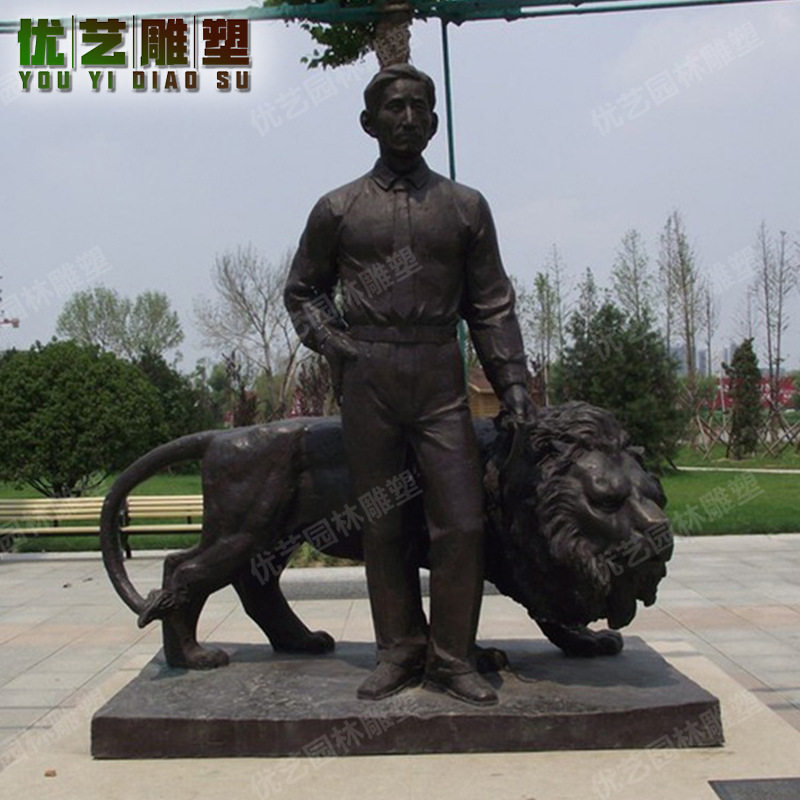 现代铸铜男人与狮子场景雕塑