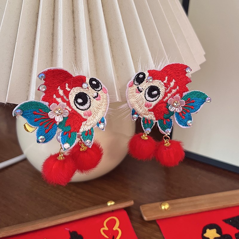 儿童新年锦鲤红色过年发夹宝宝红鲤鱼吊球流苏发卡点钻汉服头饰潮