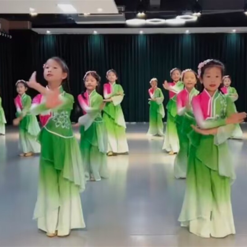 儿童古典舞演出服女童茉莉花秧歌舞新款少儿民族扇子伞舞蹈服飘逸