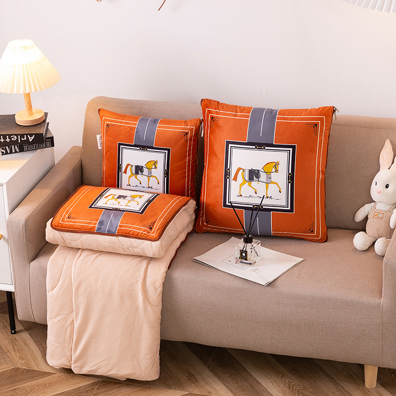 高端抱枕被子两用汽车折叠二合一水晶绒午睡毯折叠被来图定制logo