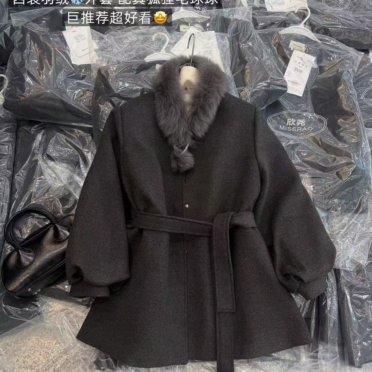 冬上新超级推荐爆款圆领系带灯笼袖大衣(配球球毛领)